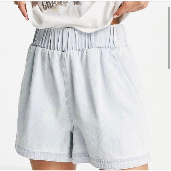 Topshop Pants - LIKE NEW Topshop size 14 balloon pull on light wash denim shorts.
